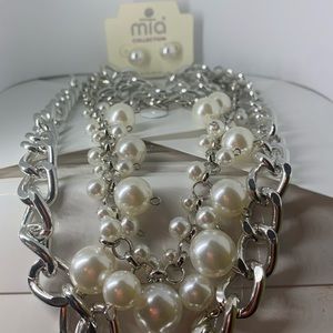 Beautiful Pearl necklace with silver tone chain